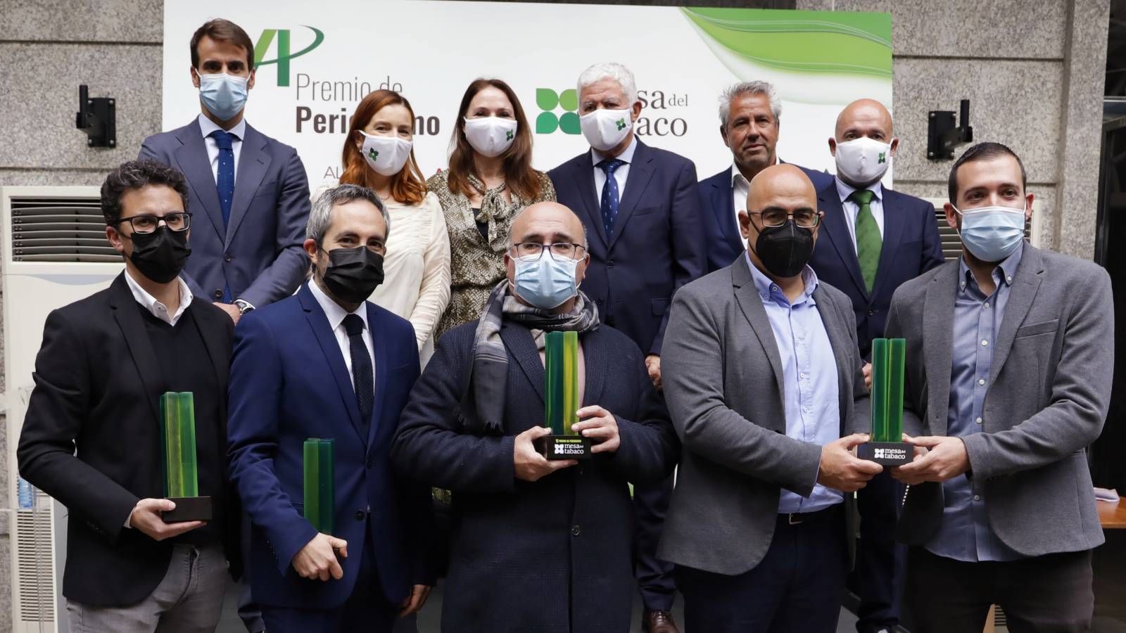 Los premiados junto con los miembros de la Mesa del Tabaco que hicieron entrega del Premio de Periodismo en representación del conjunto del sector.